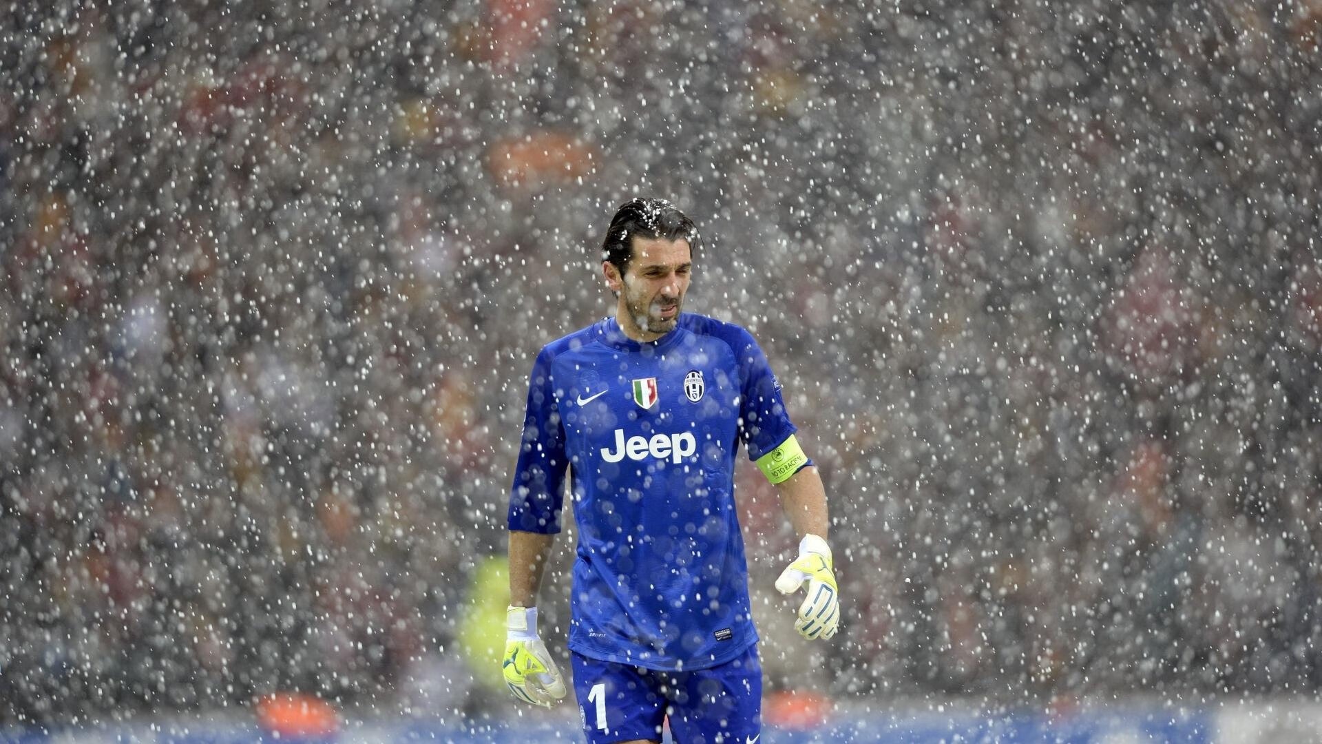 乐鱼电竞· (中国)官方网站-球场大事件：引发热议的重大裁判判罚，球场惨案